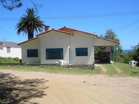 Casa De Persianas Azules, Tejas Rojas,