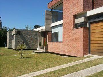 Hermosa Casa Muy Luminosa. Fondo Con Parrillero Y Piscina
