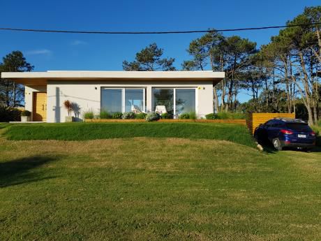 Casa A 150 Mts De Playa, 2 Dormitorios, Gran Living 40 Mts, Ac, 850 Mts Total