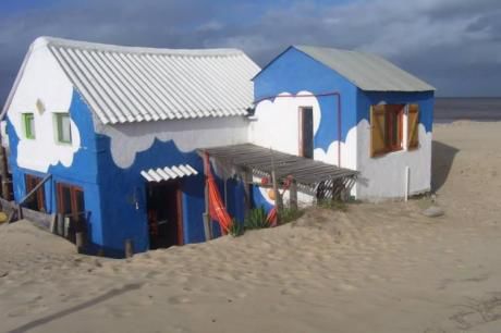 Rancho Azul Con Nubes En La Playa