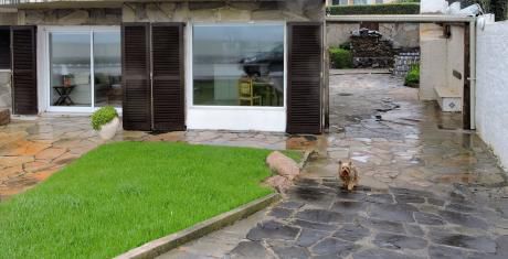 Apartamento Tipo Casa Con Entrada Independiente En Primera Línea Frente Al Mar.