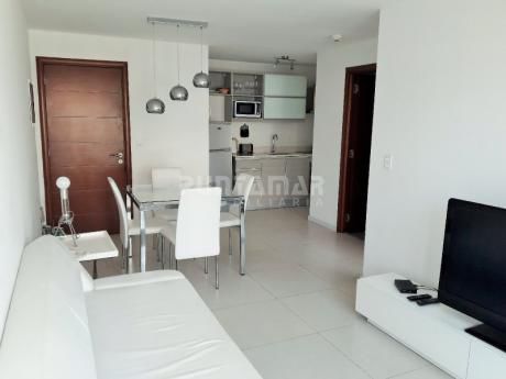 Apartamento De Un Dormitorio, Ubicado En Península, Cuenta Con Terraza , Cocina Integrada Y Servicios Que Ofrece El Edificio.