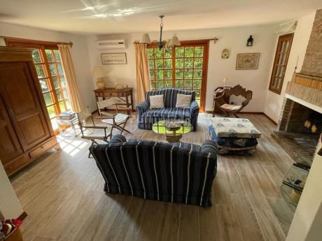 Casa Con Buena Capacidad Y Piscina.