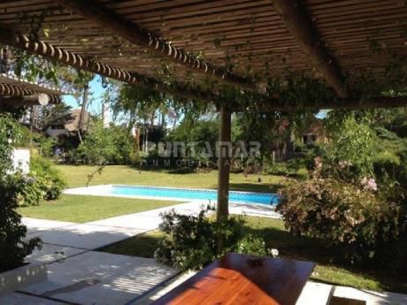 Gran Parque Con Muy Linda Piscina