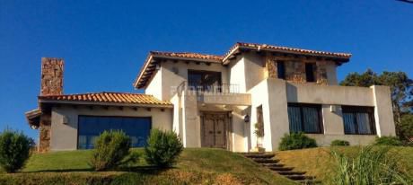 Muy Buena Casa Con Gran Parque Ubicada En Zona Tranquila
