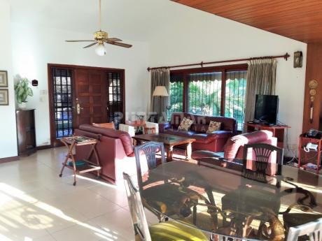 Oportunidad! Excelente Esquina A Una Cuadra De Playa Mansa. Gran Living Comedor, Playroom Y Piscina!