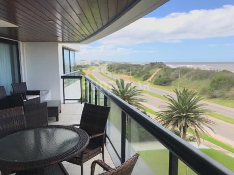 Penthouse Frente A Playa Brava Con Amplia Terraza Al Frente, Parrillero Propio, Muy Bien Ambientado Y Completo De Quipamiento.