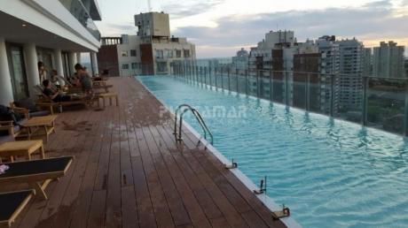 Apartamento De Un Dormitorio En Torre Nueva, Con Muy Lindos Amenitis, Ubicado En Un Piso Alto Con Vista Hacia Playa Mansa