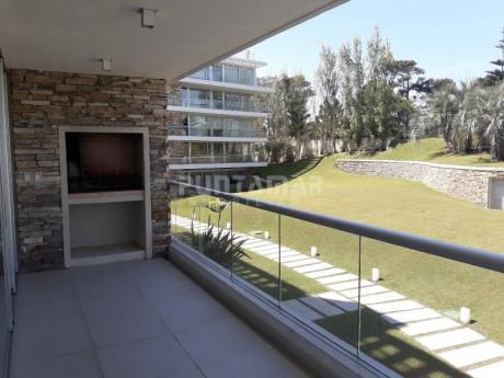 Apartamento En Rincón Del Indio, A Pasos De La Playa En Un Entorno De Naturaleza , Ubicado En Edificio De Categoría Con Amenitis Muy Completos