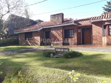 Casa Ubicada En Zona De San Rafael, Cerca De Playa Brava , Cuatro Dormitorios, Dependencia De Servicio Y Parrillero