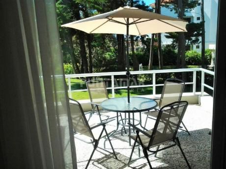 Ubicado A Pasos De Playa Mansa , Apartamento Con Amplia Terraza Y Parrillero Propio , Con Lindos Amenitis Que Ofrece El Edificio