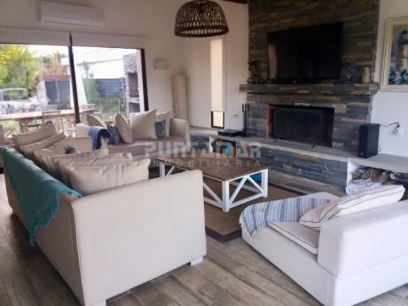 Casa Amplia Y Moderna Ubicada En Barrio Privado