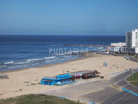Piso Alto Frente Al Mar, A Pasos De Punta Del Este, Con Garage Y Servicio De Mucamas