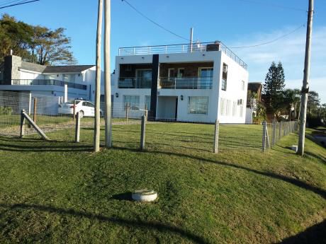 Frente Al Mar En Atlantida En Rambla Tomas Berreta, Esquina 3b ( Fabian 1 )