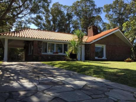 Casa De 3 Dormitorios Y 2 Baños