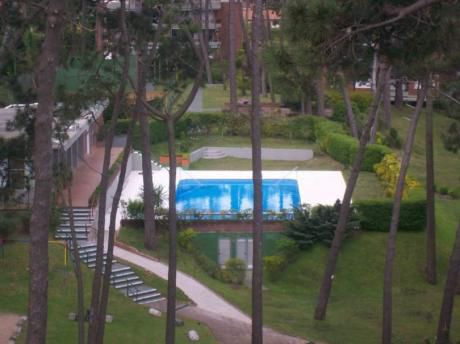 Complejo Green Leaves. Departamento En Edificio Aromo