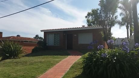 Casa "amistad", A Dos Cuadras De La Playa, Con Vista Al Mar.