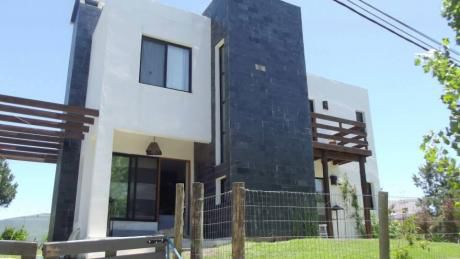 Hermosa Casa En Barrio Muy Tranquilo, Ideal Para Disfrutar En Familia.