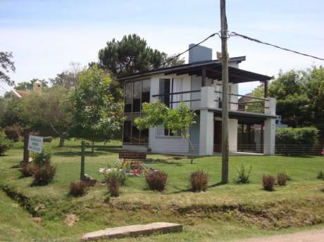 Playa A Pocos Metros, Casa Cercada, Excelente Ubicación !!!