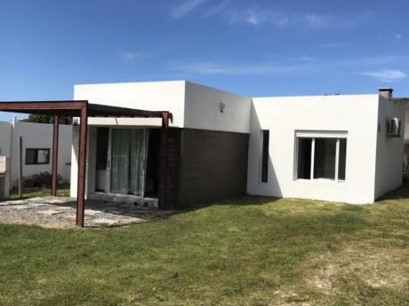 Hermosa Casa En Punta Colorada A 1 Cuadra De La Playa - A Estrenar.