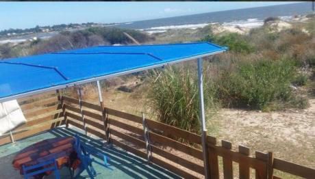 Hermosa Casa Sobre La Playa Al Lado Del Mar