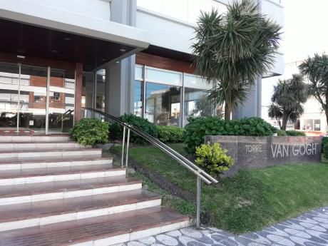 Punta Del Este-edificio Van Gogh-península-2 Dorm-2 Baños-5 Huespedes-cochera