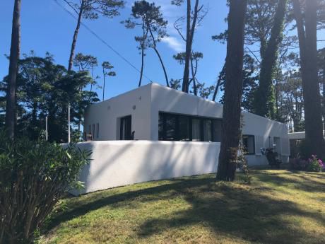 Hermosa Casa A Dos Cuadras De La Playa En Pinares