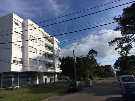 Apartamento En Punta Del Este Sobre Av. Roosvelt